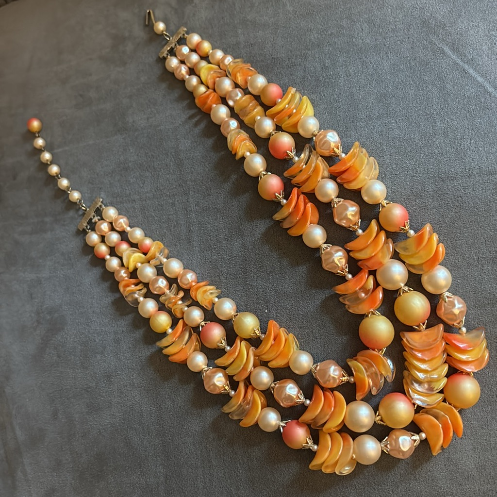 Vintage Hong Kong Signed Elegant Peach And Gold Beaded Necklace 20$